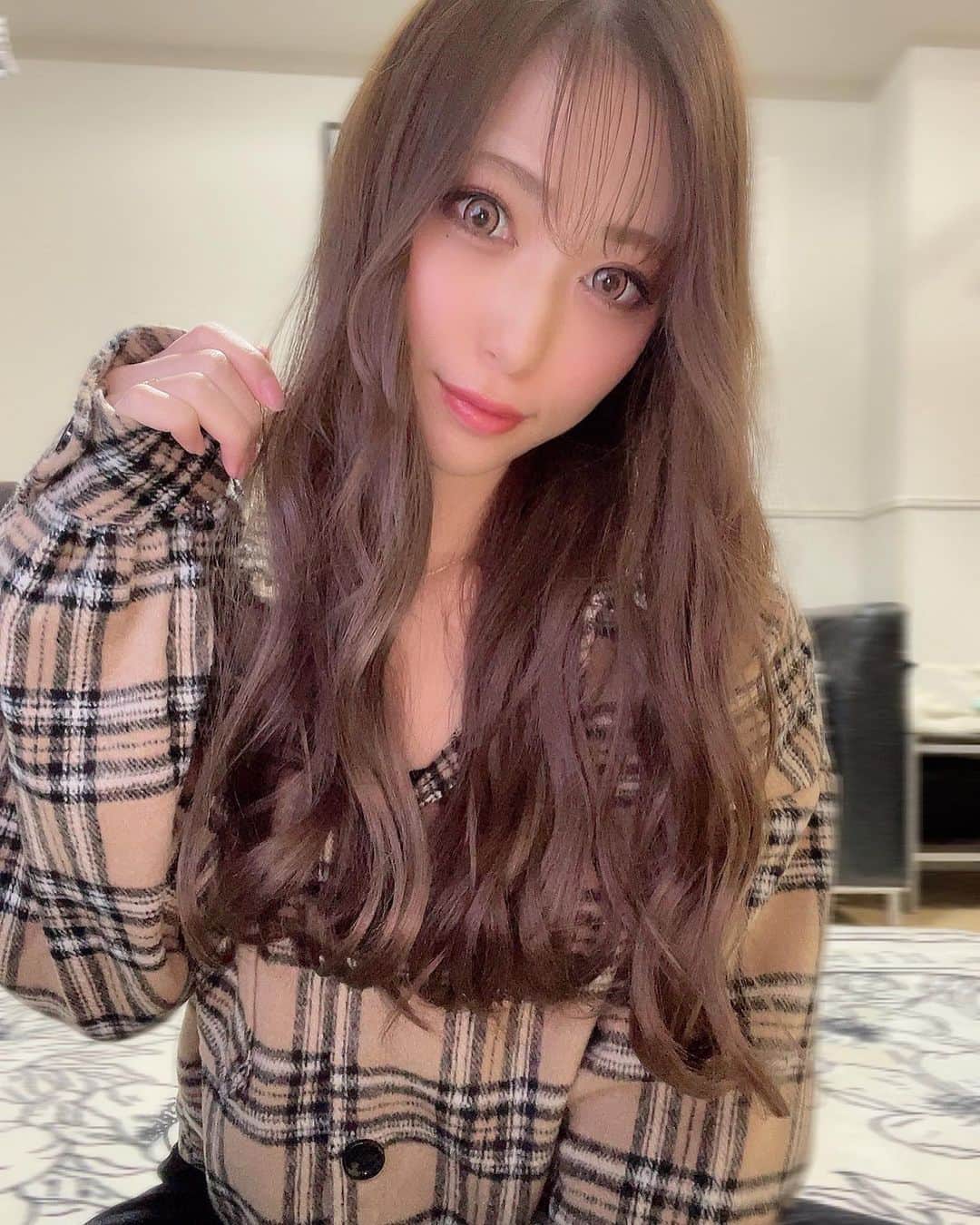 のインスタグラム：「.  美容院での巻き方かわいくて 真似して巻いた🤫🕯🤎  #selfie #makeup #code #巻き髪 #韓国ヘア #セルフィー」