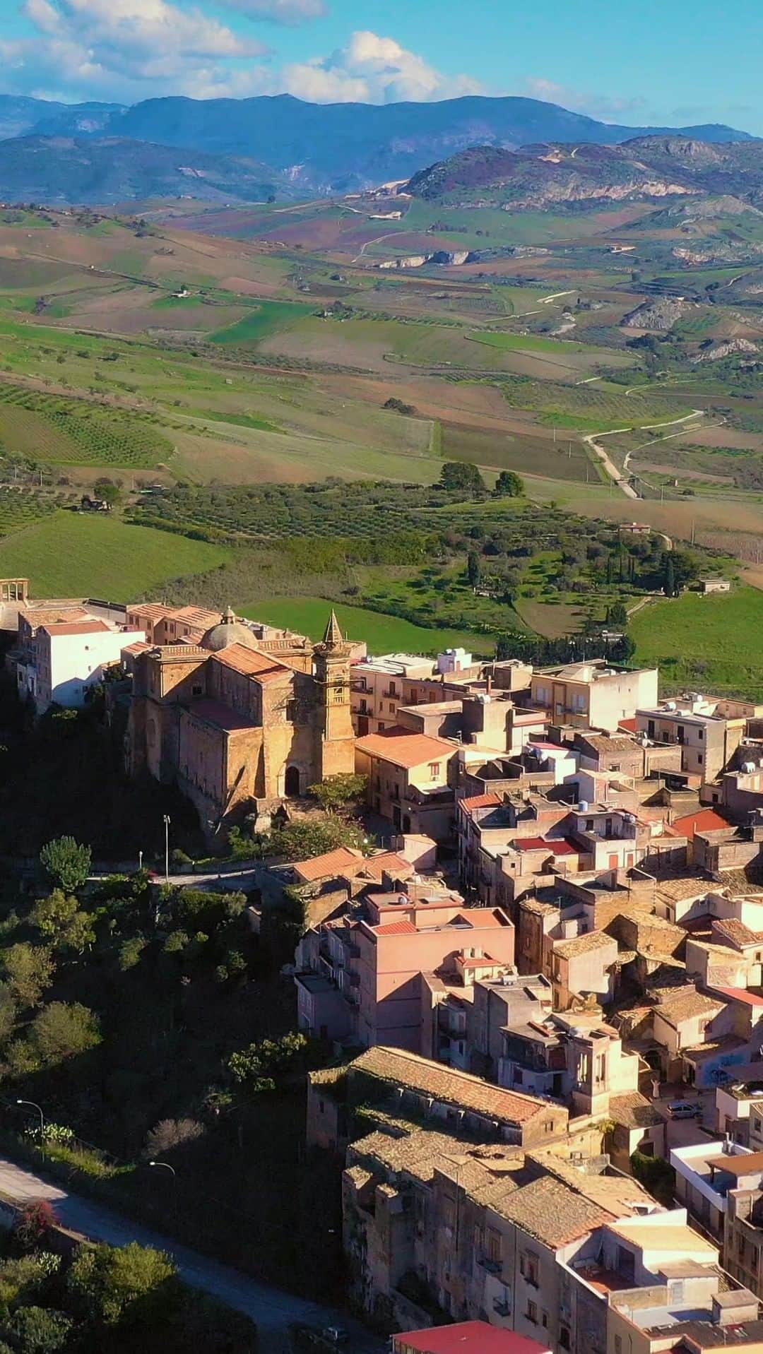 のインスタグラム：「ATTENTION! We are looking for one person to move to Italy and transform their life, on us.  What you get: • A round-trip flight to Sambuca, Italy • Renovated, rent-free home while learning how to be an Airbnb Host • Italian lessons and cultural immersion sessions  Requirements: • Must be over 18 • Available to move to Sambuca from June 30th, 2022 to September 30th, 2022 • Conversational in English • Commitment to contributing to village life  Apply via the link in our bio.」