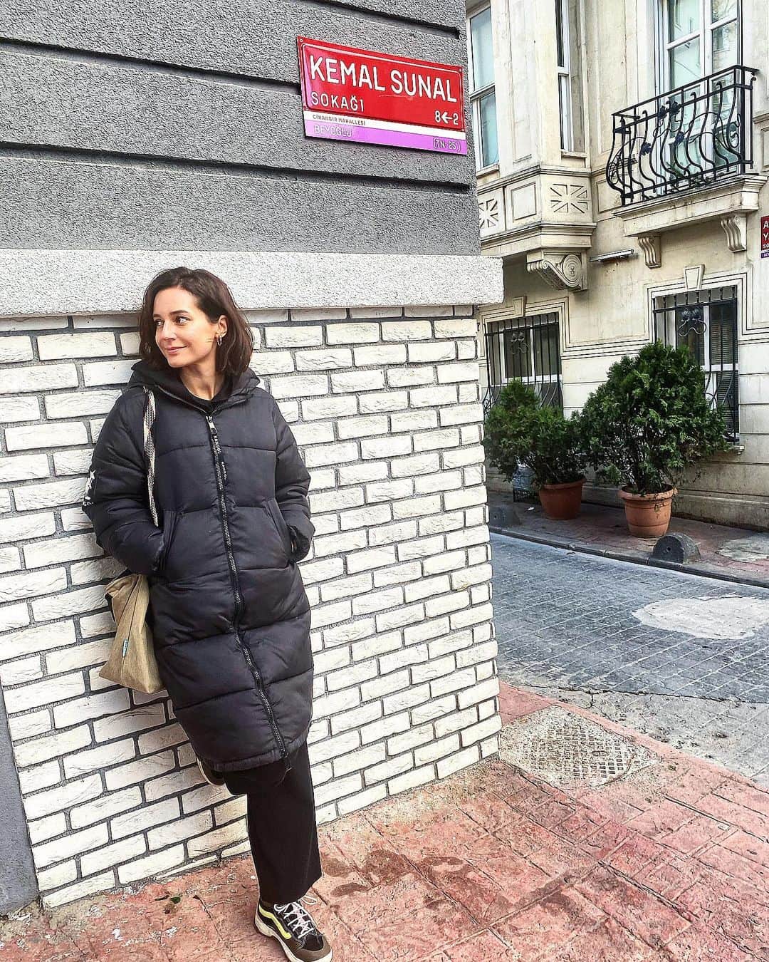 Sedef Avciのインスタグラム：「Hani erken inerdi karanlık Hani yağmur yağardı inceden Hani okuldan, işten dönerken Işıklar yanardı evlerde Hani ay herkese gülümserken Mevsimler kimseyi dinlemezken Hani çocuklar gibi zaman nedir bilmezken Hani herkes arkadaş Hani oyunlar sürerken Hani çerçeveler boş Hani körkütük sarhoş gençliğimizden Hani şarkılar bizi henüz bu kadar incitmezken Eskidendi, eskidendi, çok eskiden Şimdi ay usul, yıldızlar eski Hatıralar gökyüzü gibi Gitmiyor üzerimizden Geçen geçti Geçen geçti Hadi geceyi söndür kalbim Şimdi uykusuzluk vakti Gençlik de geceler gibi eskidendi Hani herkes arkadaş Hani oyunlar sürerken Hani çerçeveler boş Hani körkütük sarhoş gençliğimizden Hani şarkılar bizi henüz bu kadar incitmezken Eskidendi, eskidendi, çok eskiden   SEZEN AKSU」