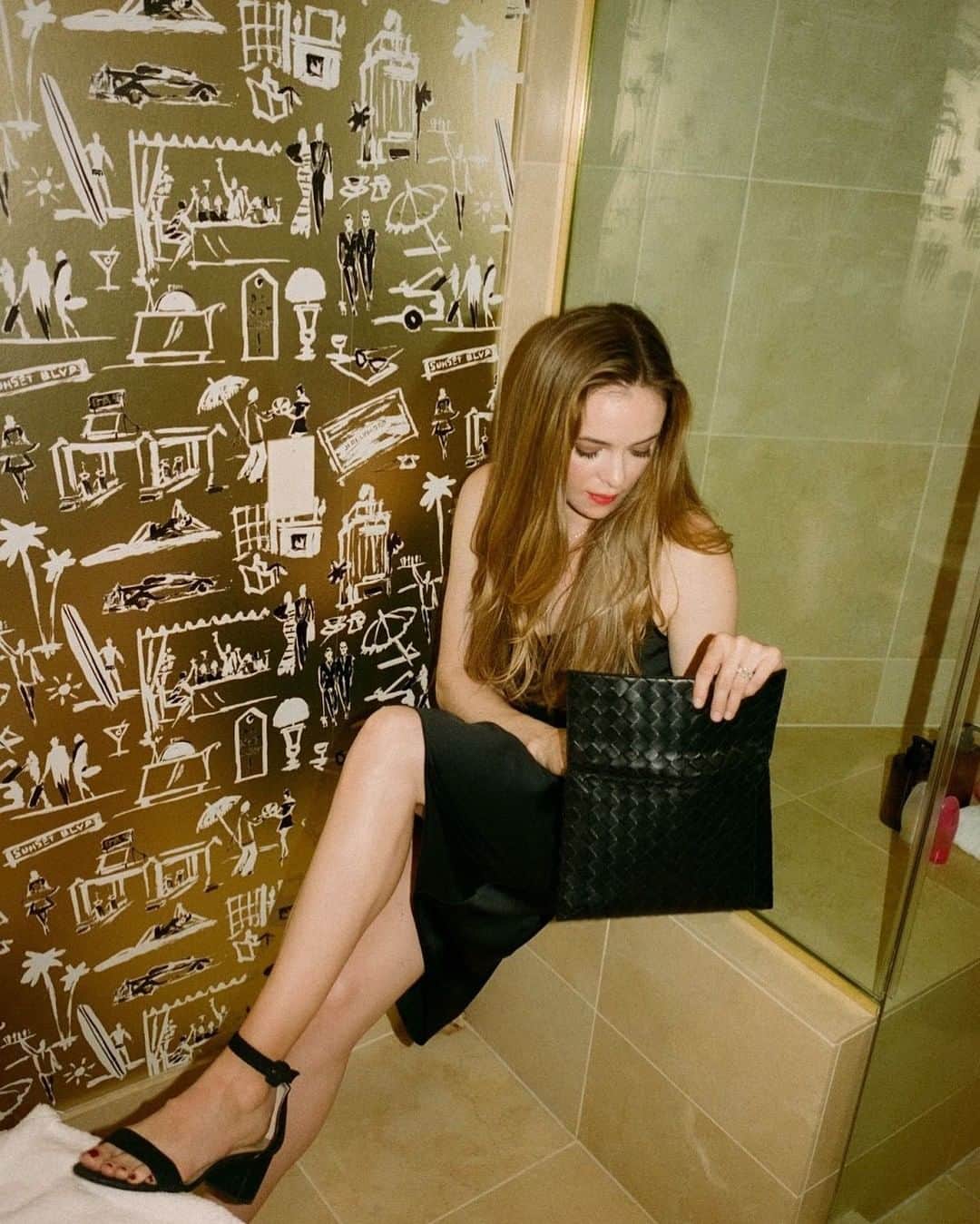 ダニエル・パナベイカーのインスタグラム：「Wallet, keys, mask. ✓✓✓」
