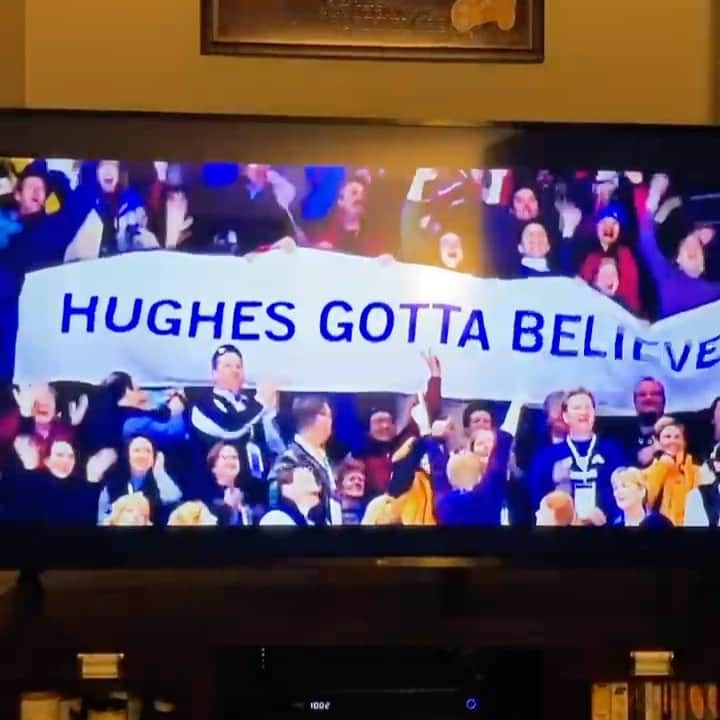 サラ・ヒューズのインスタグラム：「Can I tell people I’m in a Super Bowl commercial or is that misleading?! 😂  Seriously though, how cool is this? My friend sent it to me. That’s my family (cheering section!!) holding the banner! 😍😍😍 🇺🇸🇺🇸🇺🇸 🥇🥇🥇⛸⛸⛸」