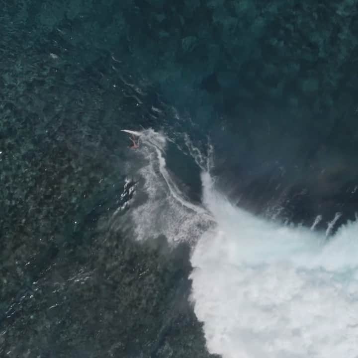 ジェレミー・フローレスのインスタグラム：「Drawing Lines above the reef ⚖️. . 📸: @timmckenna . . Music : Understanding happiness by Rafi B. Levy」