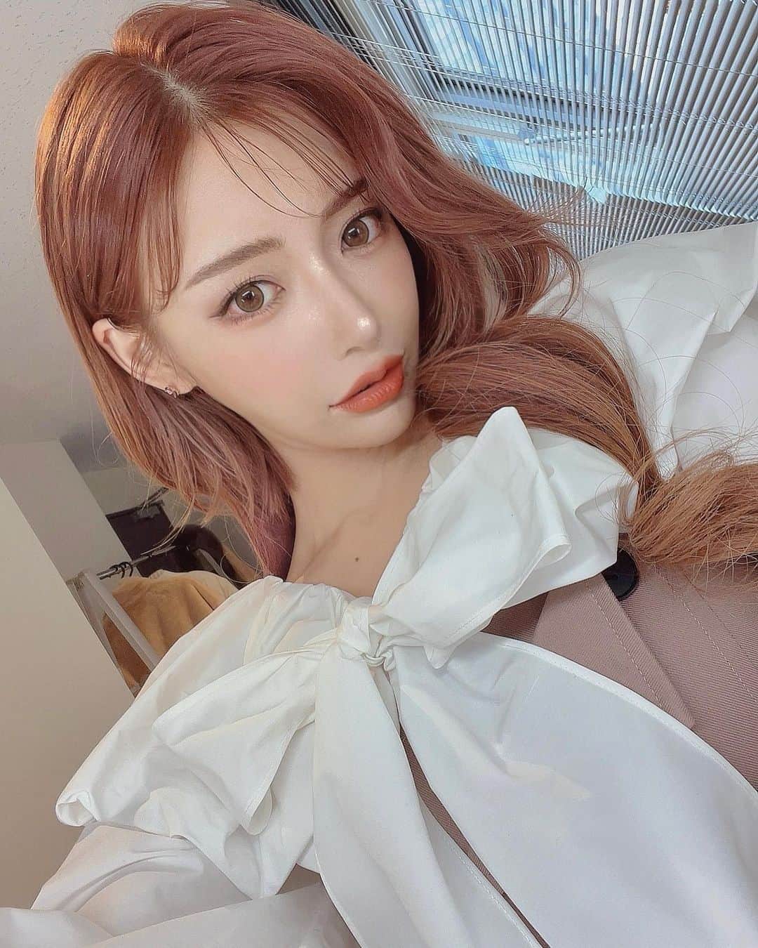 のインスタグラム：「この度！@tokyo_ace_clinic からのスキンケアブランド @a_skin.official が2月下旬より発売することになりました👏🏻 めいくさんにお肌が餅みたいで触ってて気持ちいいって褒められました🦋🤍💠❄️☁️ キラキラの艶肌になれるスキンケアはやくお届けしたいです！♡⡱」