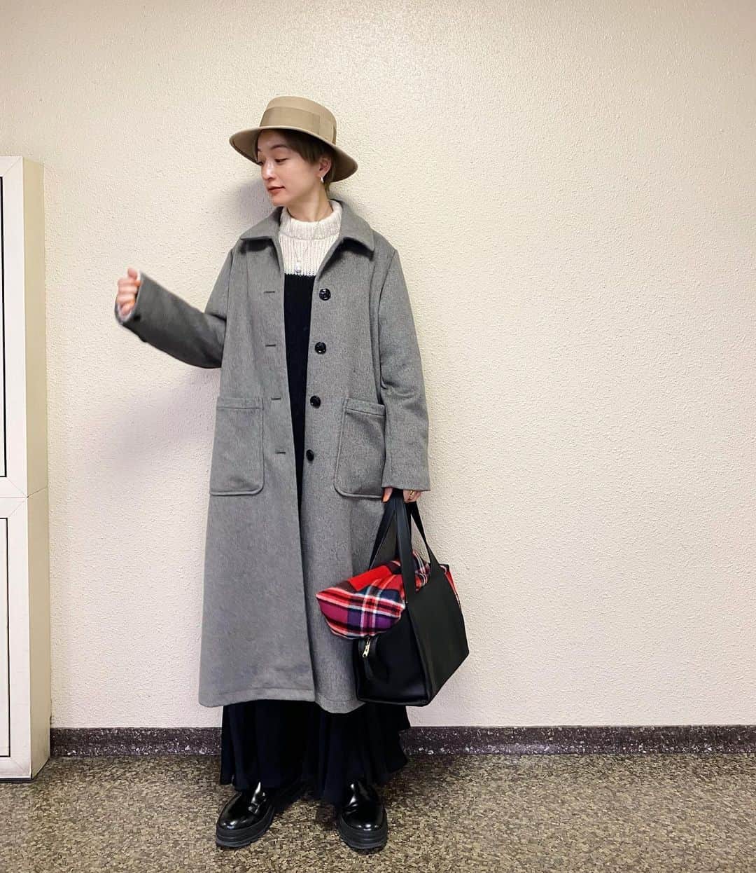 高山都さんのインスタグラム写真 - (高山都Instagram)「もう春服ばかりお仕事で向き合っているから、せっかくの今のもの、冬服も存分に楽しもう！って気分になっています。 撮影して、スタイリングして、打ち合わせ2本の濃縮な水曜日。 気分を上げたくて、お誕生日にいただいたハットをおろしてみた。 @narukitakahashi ありがとう！ 冬服にも、これ春服にもいいぞ。 またすぐ撮影でも使おう。 #都ふく knit @photocopieu  skirt @framework.jp × miyako takayama coat @mede19f_official × miyako takayama hat @kijimatakayuki  stole @johnstonsofelgin  bag @therow  shoes @pellico_sunny」1月19日 16時34分 - miyare38