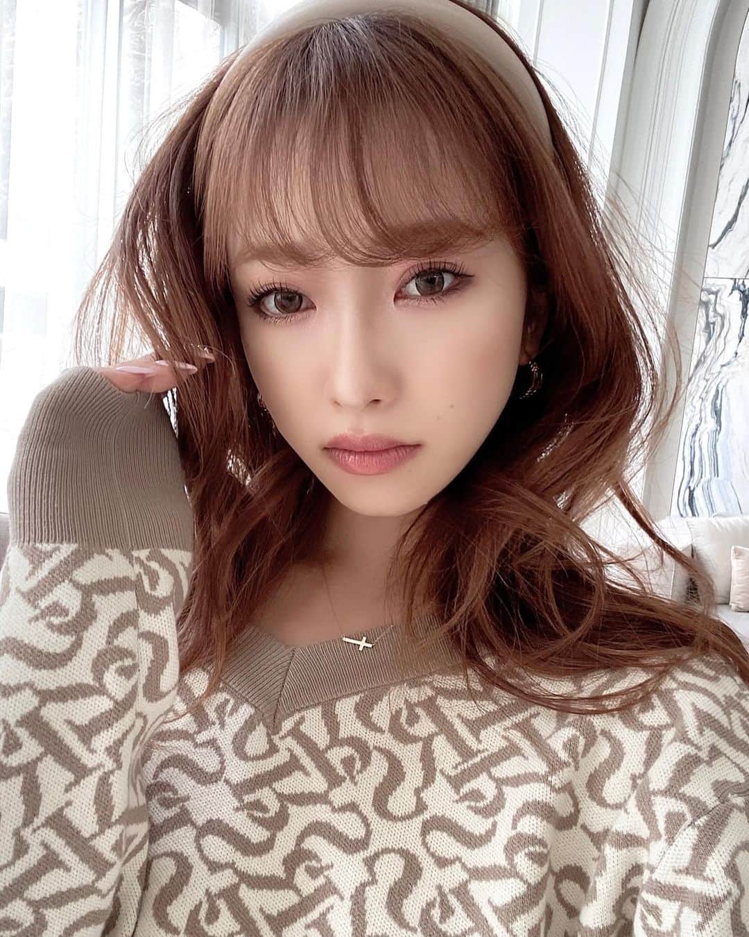 木田絵里香のインスタグラム：「. まつげの成長がやばい🤩 . 着てるニットはいつも人気のロゴニット❤︎ 2wayだからVネックでもオフショルでも✌🏼 . #knit#make#fashion」