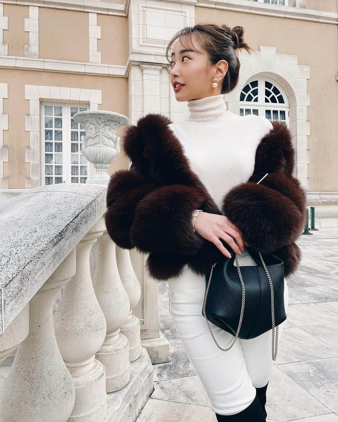 佐野友妃子さんのインスタグラム写真 - (佐野友妃子Instagram)「今日のコーデ🐻🐻🤍 やっぱり冬はタートルネック🥺 だいすきすぎて。笑  Outer @selectshop_celeste  bag @polene_paris   そしてこの前 @chipieee_ila で 初の眉毛Waxやってきたんだけど すごく理想の眉の形になって大満足🥺🥺 ありがとうございました♡ @chipieee_ila_haru」1月19日 17時09分 - yukikosano1111