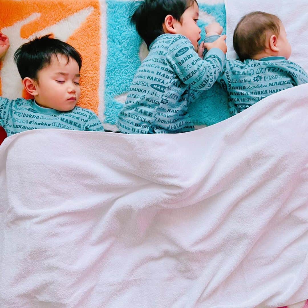 平愛梨さんのインスタグラム写真 - (平愛梨Instagram)「お昼寝タイム♡  テレビを見ながらゴロンとしてた3男児。  もうすぐ9ヶ月になるbebe👶  まさかのまさか‼︎  寝かしつけ無しで自らうつ伏せになっていつの間にか寝てた‼︎  いつまでも寝かしつけが必要な長男…🥲 眠くなると私の膝へ🙃 すぐ寝たよ🤪  中々寝ないべベック。 眠いような眠くないような… と思ったら、、、  ココぞとばかりに眠ってるお兄ちゃんにイタズラしてる🤭  自分の手をベロンとツバつけてお兄ちゃんのホッペタへ😱  足をぶらんぶらんと、しまいにはお兄ちゃんのお顔に突撃😱  普段の、やられたらやり返すってやつですか😅⁈ #お昼寝#3兄弟#9ヶ月#寝かしつけ無し#有り難い#寝てくれてる時間#安らぐ#今のうちに#お風呂の準備#夜ご飯の準備#ヒャッホーイ」1月19日 17時14分 - harikiri_tairi