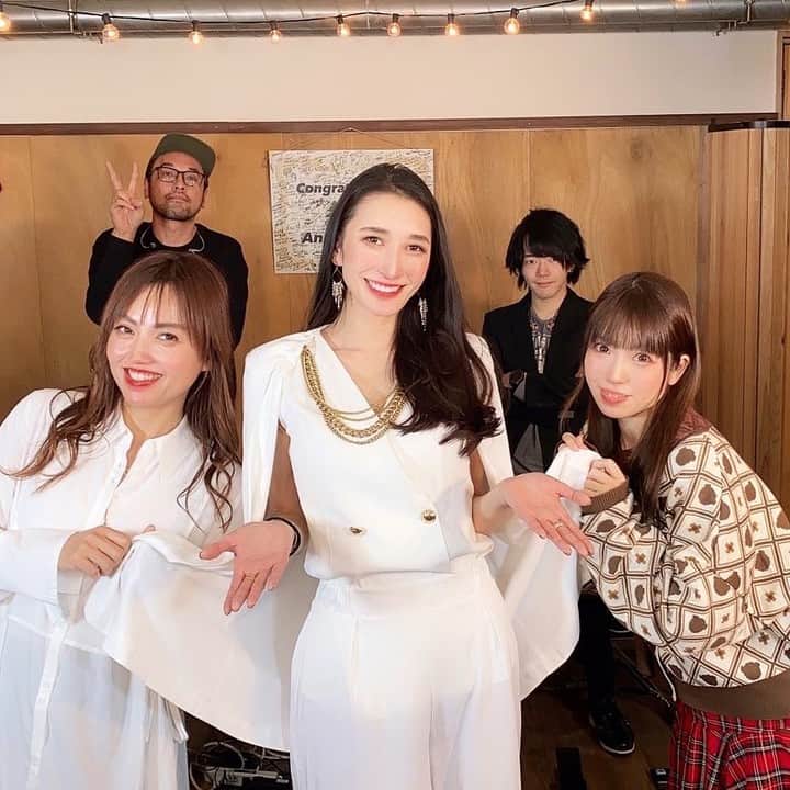 ELISAのインスタグラム：「アニソンフラッグにゲスト出演致しました！  お邪魔しました😭🙌　  松澤由美さんとステキな生演奏をバックにコラボさせていただいたり、、  神田みつきさん(同い年😻！)と、3人トークも楽しかった〜、、❣️  本当にありがとうございました😌 終始幸せな時間が過ごせました🙏またぜひ呼んで下さい♥️  皆さま放送お楽しみにっ😉　  #アニフラ #アニソン #ELISA  @yumimatsuzawa  @mituki_guilud」