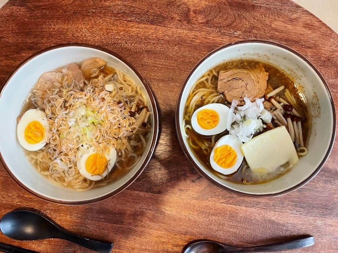 DJ MEGURUのインスタグラム：「今日のランチはリスナーさんから差し入れで頂いた #ヌードルツアーズ のラーメン。まじかよ。うそだろ。ふざけんなよ。なんなんだよ。きーてねーよ。いやもっと早く言えよ。知らなかったよ。こんなん無しだろ。いやこんなのありなのかよ。  #早く感想言えよ #家で食べるラーメンのレベルじゃない #メグルメ」
