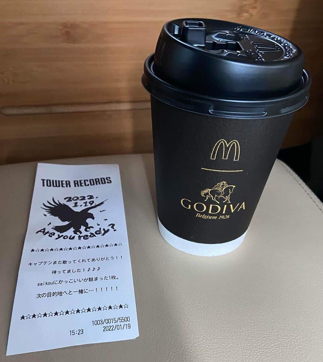 のインスタグラム：「本日2度目の投稿です！ 京香さんも打ち合わせの合間を縫って 木村さんのCDを購入、 ゴディバホットチョコレートで ほっと一息ついていました☺️ CD購入時のレシートには、 素敵なメッセージがありましたよ🎶  #マクドナルド#GODIVA#ゴディバホットチョコレート#nextdestination#木村拓哉#ビクターエンターテインメント#jvcmusic#beautifulmorning#音葉#鈴木京香#kyokasuzuki」