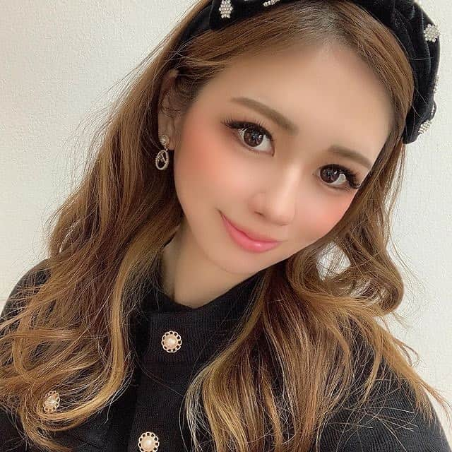 美女naviさんのインスタグラム写真 - (美女naviInstagram)「* * 【美女navi ☻*】 * * 今回ご紹介させていただく方は❤️ ɴatsu💓 さん ▶️▷ @natsu_joie * *  # Repost . . 🌙 インナーカラー が良い感じ💓 だけど色抜けすぎてる💭 明日やっとカラー行ける🐰 色どうしようかな〜♡♡。 . . ɴatsu💓 さん のアカウントには 他にも素敵な投稿が(*´﹀`) ぜひ覗いてみてくださいね🧡 * * * 美女navi掲載希望の方は⇒ @bijo_navi ❤️と # ビジョナビ タグ付け * 10代限定姉妹アカウント 美少女navi掲載希望の方は⇒ @bishojo_navi 💛と #ビショウジョナビ タグ付け * お願いします✨✨ * * 次回もお楽しみに...😍 * * #美肌 #カラコン #ロングヘア #デートコーデ #カーディガン #巻き髪 #韓国ファッション #アイメイク #マスカラ #カチューシャ #カチューシャヘア #makeup  #オレンジメイク #コスメ #自撮り #セルフィー #美容 #リップ #howto #おしゃれ女子 #大人可愛い  #美意識 #大人メイク #メイク #オトナ女子 #美意識向上 #セルフィー女子 #女子力アップ」1月19日 9時56分 - bijo_navi