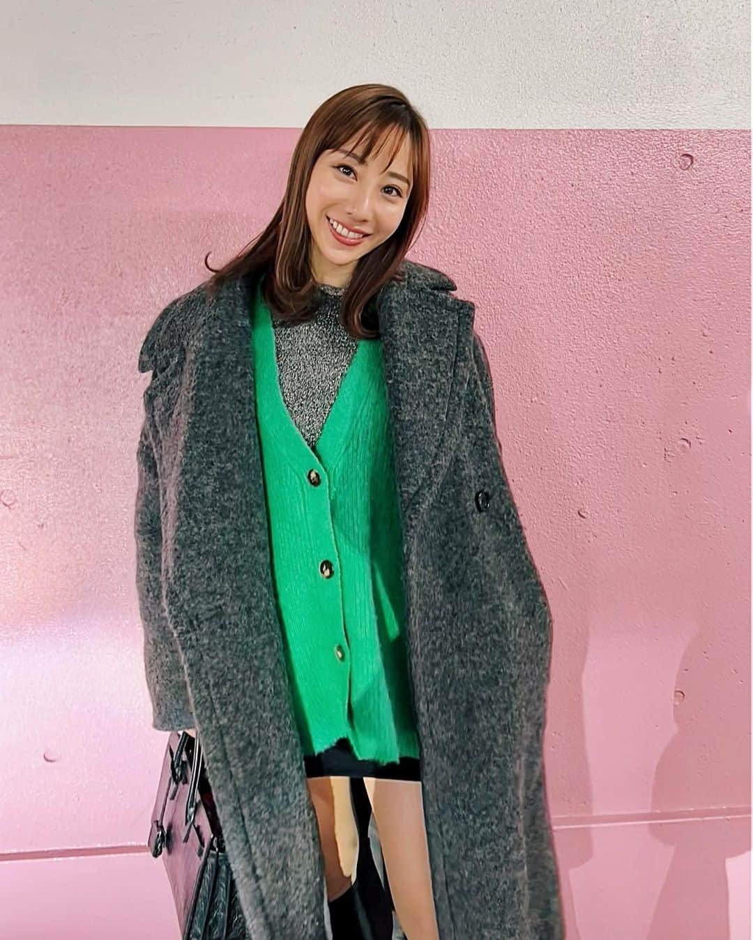秋倉諒子のインスタグラム：「友達のカメラの画質良過ぎる！ 新しいiPhoneほしい📱✨  スキンケアとかヘアケアの質問多いので ちょこちょこ答えますね✌️ 毎日メディヒールでパックしてます！ めちゃ良い！👨‍🦲 あと殆どスキンケアは　@esteelauderjapan ✨  ちなみに歯は矯正です🦷 矯正したら顔の印象だいぶ変わりました！ 噛み合わせ大切！(隙間空いてきちゃったけど)  1番最後の写真は、 笑顔で殴りかかろうとしている所☺️ なんてな笑  #笑い過ぎ」