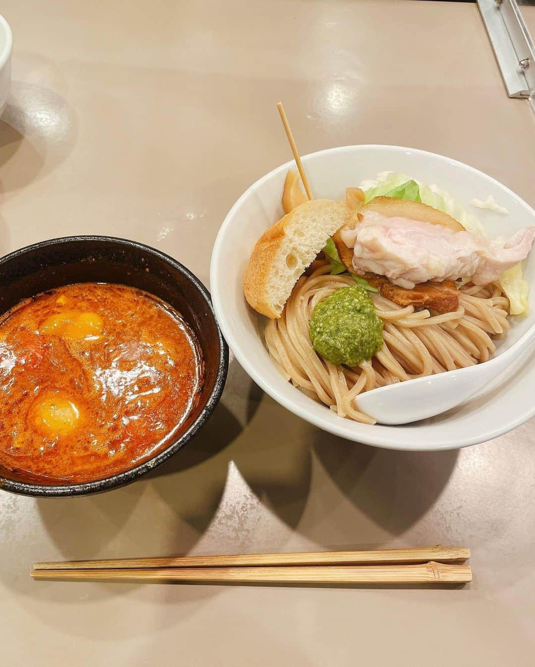 佐々木晴花さんのインスタグラム写真 - (佐々木晴花Instagram)「・ ・ 『つけ麺 五ノ神製作所 新宿店』 📍新宿 徒歩6分くらい 食べログラーメンTokyo百名店2021選出店(2017年から5年連続👑) 😚🍜特製海老トマトつけ麺・  麺が太麺で四角っぽくて、海老トマトスープだけではなくてバジルペーストがあったりモッツァレラチーズがあったりパンが乗ってたり、個性的😳🦐🍅オシャレ✨ なのに相性良すぎて本当に美味しい😋  大好きなものが詰まってて最強でした🥰 たまかけも普通じゃなかった🦐 気になる方は是非～🦐🦐🦐🥚 ごちそうさまでした🐷 ・ ・ ・ 💎心変わりの相手は私にしてみない？💎 ・ ・ ・ #RIZINガール2020 #女優 #ダンス講師 #グラビア#グラドル  #ビール女子 #釣りガール  #グルメ女子 #ラーメン女子#ラーメン部#ラーメン倶楽部  #ラーメン巡り #ラーメン好きな人と繋がりたい  #東京グルメ#グルメスタグラム #グルメ好きな人と繋がりたい #グルメ部#グルメ巡り #インスタグルメアワード2022  #インスタグルメアワード2021#インスタフード  #japanesegirl #instagood #japanesefood #新宿#新宿グルメ #新宿ラーメン #ラーメン百名店 #食べログ #食べログ百名店」1月19日 11時33分 - haru2n.run