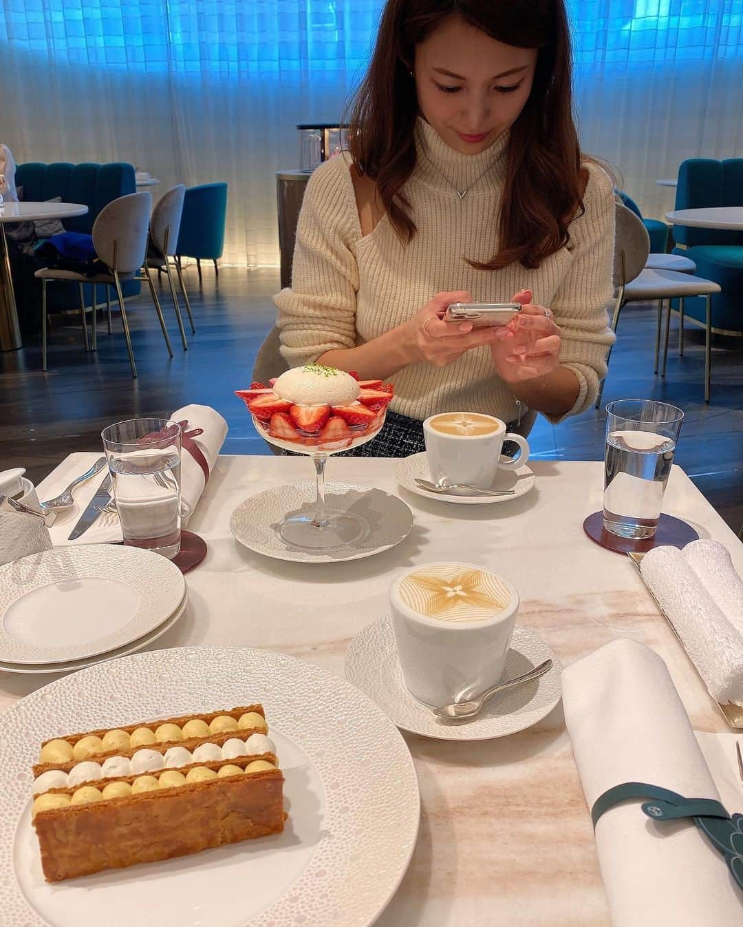 堀尾実咲さんのインスタグラム写真 - (堀尾実咲Instagram)「LE CAFE V行ってきたよ☕️💙  LOUIS VUITTON Cafeちゃん☺️ 可愛過ぎた🥺✨  可愛いだけじゃなくて お食事もカフェメニューも どれも美味しくて最強だった🤤  3年ぶりのあーちゃん☺️💓  美人で優しくてほんと無敵😍  日本に居られる貴重な時間を わたしに割いてくれてありがとう💓  あーちゃんのハッピーオーラ拝んできたからわたしもハッピーになった＼(^^)／💓  またあーちゃんが日本に来てくれる日を楽しみにしておる🥰  #louisvitton #lecafev #ginza #ginzacafe #whitecode #eimyistoire #mercuryduo #ルイヴィトン #ルイヴィトンカフェ #ルイヴィトンカフェ銀座 #銀座カフェ #銀座カフェ巡り #銀座ランチ #コラボカフェ #おしゃれカフェ」1月19日 12時03分 - misaki.horio