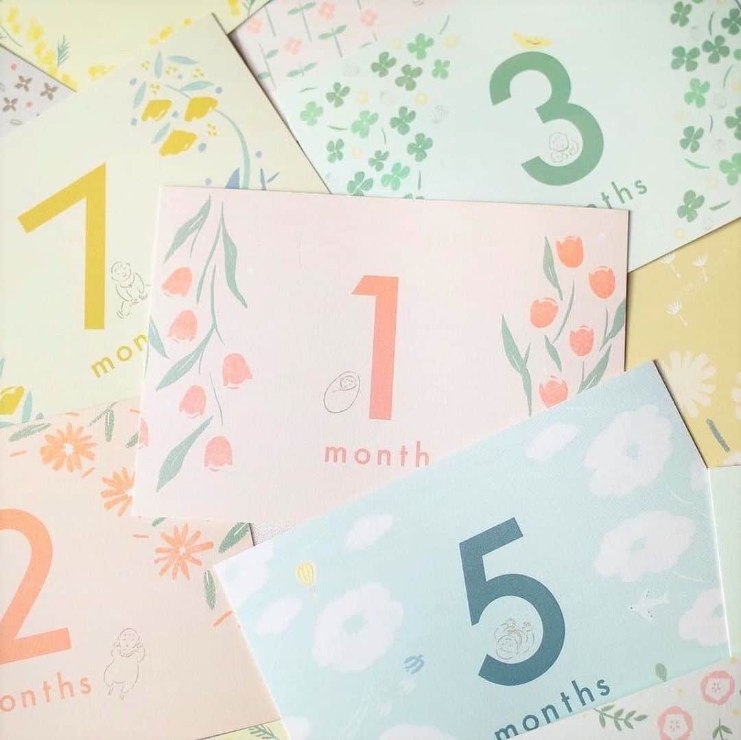 tocotocoさんのインスタグラム写真 - (tocotocoInstagram)「やさしいデザインのマンスリーカード ⁡ ふんわりあたたかみのあるイラストがかわいい、ベビーマンスリーカードが届きました☺︎ ⁡ 生後1ヶ月から100日バースデーを祝う13枚のカードには、色とりどりのお祝いの花束と、一歩一歩成長していく赤ちゃんの愛らしいイラストが描かれています。 ⁡ 月齢フォトに使ったり、お部屋に飾ったり、インデックスとしてアルバムに挟んだり、裏面にお子さまの成長記録やメッセージを記入したり、さまざまな使い方ができますよ。 ⁡ サイズは、写真と同じL判サイズ（89×127mm）。 お手持ちのフォトフレームやアルバムにぴったり収まります。 ⁡ ・・・・・ ⁡ ベビーマンスリーカードはtocotocoマーケットに掲載中です。お買い物は商品画像かプロフィール（@tocotoco_mag）のリンクより！ ⁡ https://market.tocotoco-mag.com/items/57225413 ⁡ #バースデーカード #バースデー #月齢フォト#ハーフバースデー #思い出 #出産祝い #子育ての記録 #ベビー #キッズ #ママ #パパ #親子 #家族 #tocotoco #tocotocoマーケット」1月19日 12時28分 - tocotoco_mag