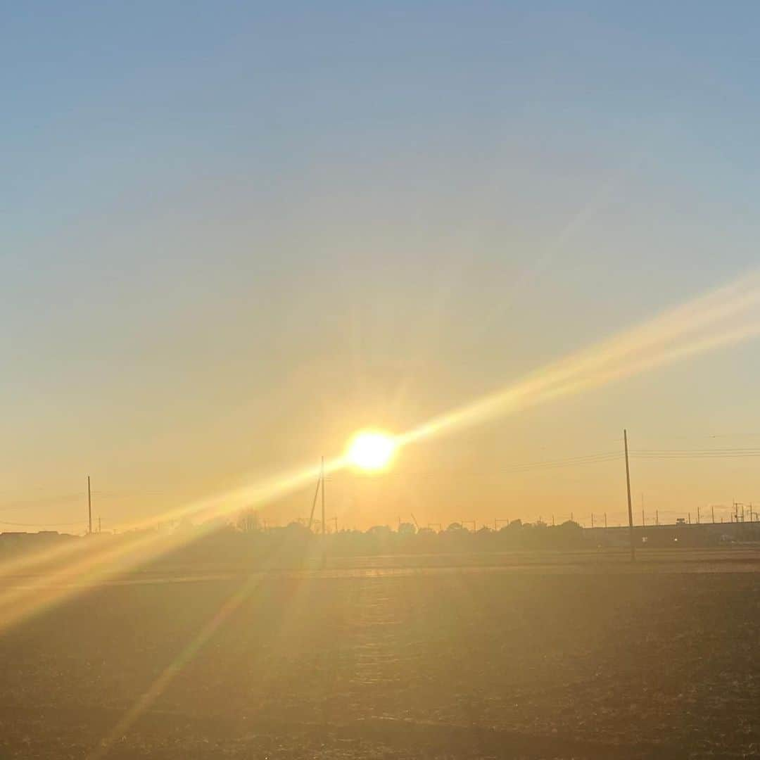 鈴木京香のインスタグラム：「新人スタッフAです。  こちらは先日撮影のときに見えた夕日です。 澄んだ空に放射線状の光が伸びとても綺麗でしたよ😌✨ まだまだ寒い日が続きますので、 皆さまもご自愛くださいませ。  木村拓哉さんの2ndアルバム「Next Destination」が 本日発売となりました！ 京香さんが音葉という名前で 初めて作詞をさせていただいた「beautiful morning」が 収録されています。 是非お聞きください♪  #nextdestination#木村拓哉#ビクターエンタテインメント#jvcmusic#beautifulmorning#音葉#鈴木京香#kyokasuzuki」