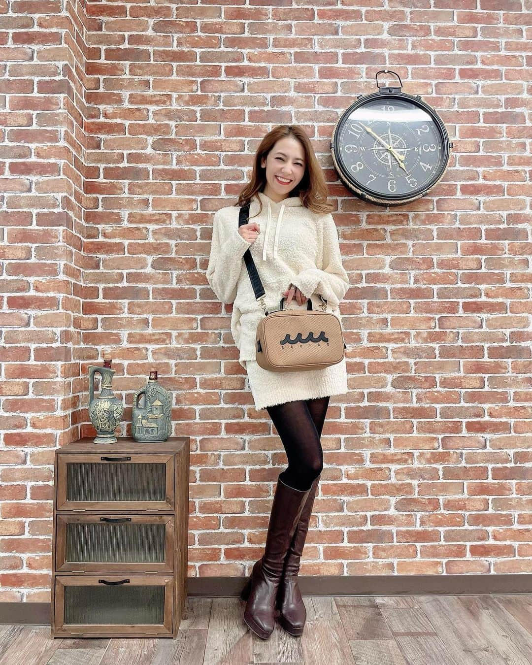 近藤みやびさんのインスタグラム写真 - (近藤みやびInstagram)「mutaのレザーポーチバッグ👜  これねすごく奥行きがあってしかもデザインかっこよくて使い勝手がよすぎるの🥺🥺  カメラのレンズとか大きすぎないものだったらはいるよ💓  撮影会でもってったらカメラマンの皆々様からとても好評でしたん🤣  #muta #レザー #ポーチバッグ #近藤みやび #カメラ #mutaコーデ」1月19日 13時02分 - miyabiiiii_kondooooo