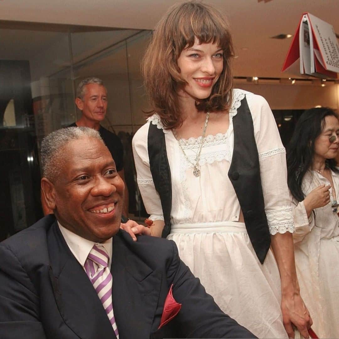 のインスタグラム：「I can’t believe what a force of nature has left us today. Andre Leon Talley was such an incredible artist, but he was also one of the most genuinely wonderful humans I’ve ever met. Always there with the most beautiful smile and open arms, he was so sweet and kind, always so gracious and I imagine the term “fierce” was coined after meeting him. I feel so lucky to have been embraced in his warm glow so many times in my career, because good people are few and far between in this business and you’re much more likely to meet a scowl when going places than his ever present, all encompassing loveliness. I send you so much love Andre. It was an honor and a privilege.❤️」