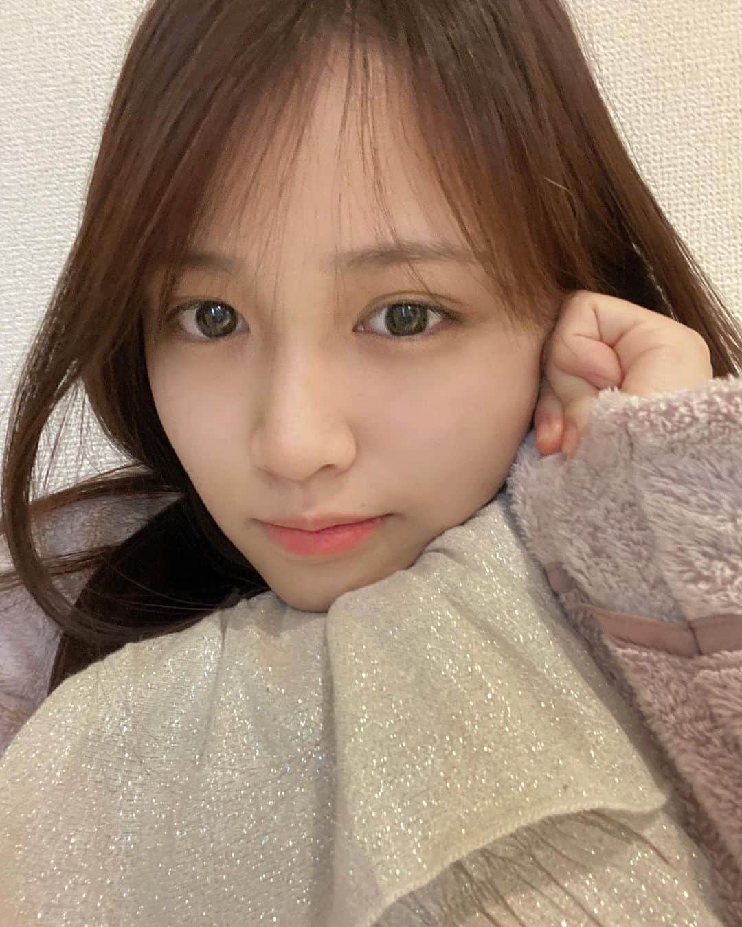 のインスタグラム：「今日はお休みです、昼まで寝ちまいました。 起きたてほやほやです。 寝起きは機嫌が悪いです。 身体がボキボキいってます。 朝からカレーとか食べられるタイプです。  #おはよう #寝起き #関節鳴らし」