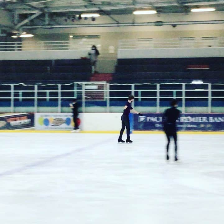 ジョナサン・カサーのインスタグラム：「Everyone’s getting excited for the Winter Olympics next month! Beijing 2022 🎉  @la_elite_ice is working hard for the future of our students and our students are working hard to achieving new goals!  More #quads to come.  . . . . . . . . #Figureskating #usfigureskating #jumps #choreography #quadsalchow #quadsal #nodaysoff #beijing2022 #olympics #proudcoach #dedication #hardwork」