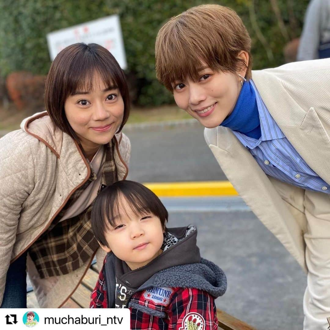 石塚錬さんのインスタグラム写真 - (石塚錬Instagram)「本日22時から日テレ『ムチャブリ！』に出演します☺️ 是非見てください🥳  #Repost @muchaburi_ntv with @make_repost ・・・ . ／ 　今夜10時 　『#ムチャブリ！』第2話放送❗️ ＼  レストランの開店準備に着手した雛子(#高畑充希)は、自分の決断力のなさに撃沈！ そんな彼女にライバル店が追い打ちをかけ…!?  今日のオフショットはこの1枚📸 2話に登場する 薫(#指出瑞貴 )と拓海(#石塚錬)親子👩‍👦  この親子が物語のキー🔑になる！？  #日テレ #水ドラ  錬くんはとっても人懐っこくて 撮影の合間には高畑さんと指出さんに 遊んでもらってご機嫌でした✨」1月19日 13時48分 - ishizuka_ren