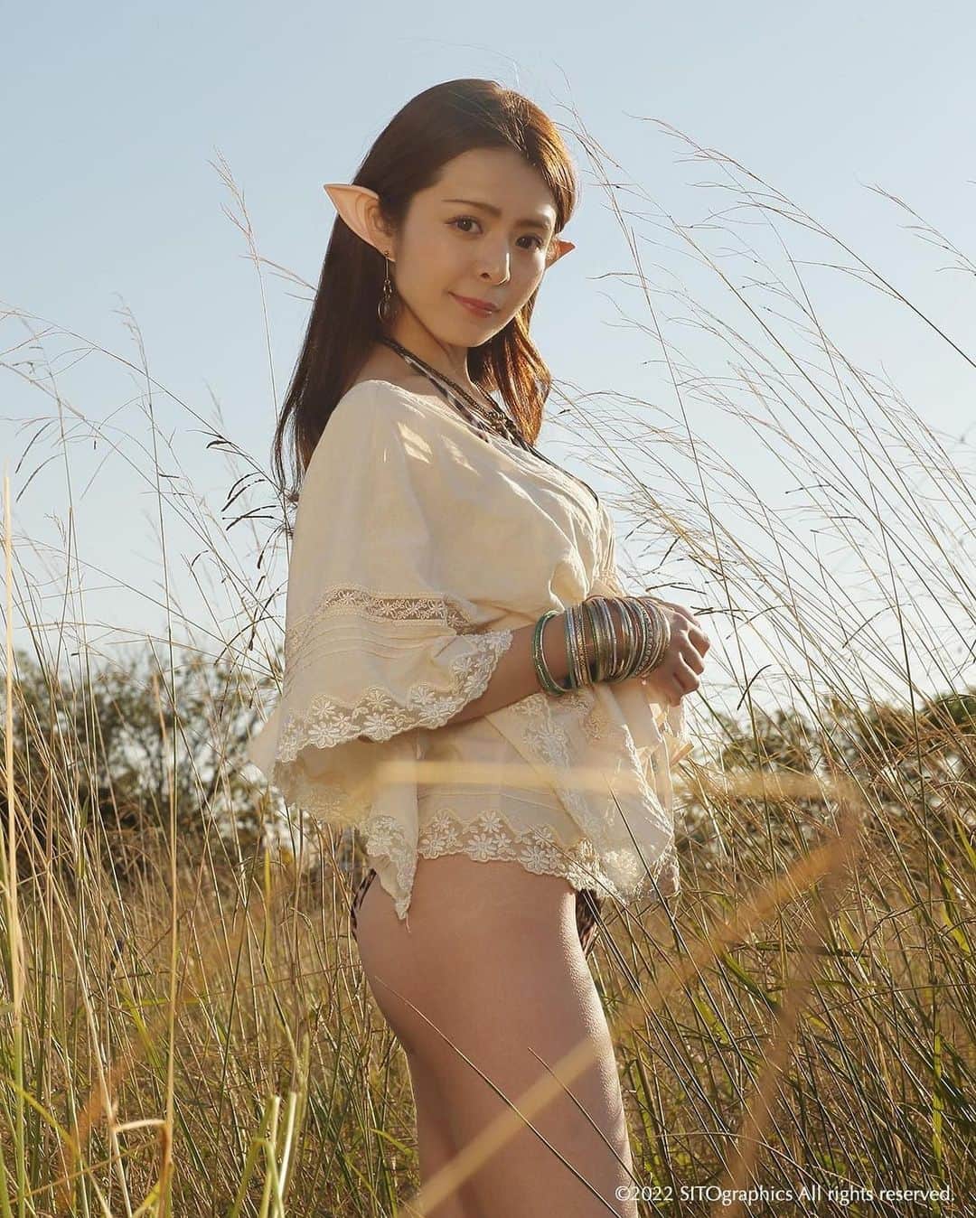 シト山口のインスタグラム：「高村舞デジタル写真集② 高村舞さんのエルフ🧝‍♀️自然光バージョン  model #高村舞　@takamura_mai  photo シト山口 @sito_yamaguchi    #ポートレート #作品撮り  #コスプレ　#エルフ　#elf ＃付け耳 ＃高村舞」
