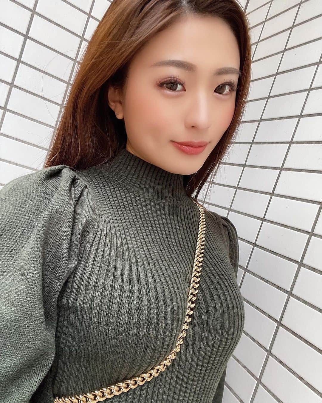 MIYABIのインスタグラム：「こんにちは🍀  最近は苦手だった抹茶を克服しまして、スタバでも抹茶ラテに浮気してます🍵🤭  もちろん無脂肪ミルクでオーダーしてるよ🥛💖  ということで、抹茶カラーワンピ💚  素敵な1日を💋  #MIYABI #cyberjapan  #タイトワンピ」