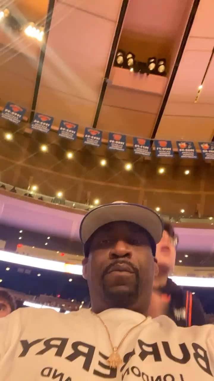 トニー・イエイヨーのインスタグラム：「Always keep your lawyers as friends. They show how to stay out of trouble and indictments.  #knicks  #msg 💪🏿💪🏿 shout to Scott Leemon the best lawyer money 💰 could buy . @seleemon 🔥💰」