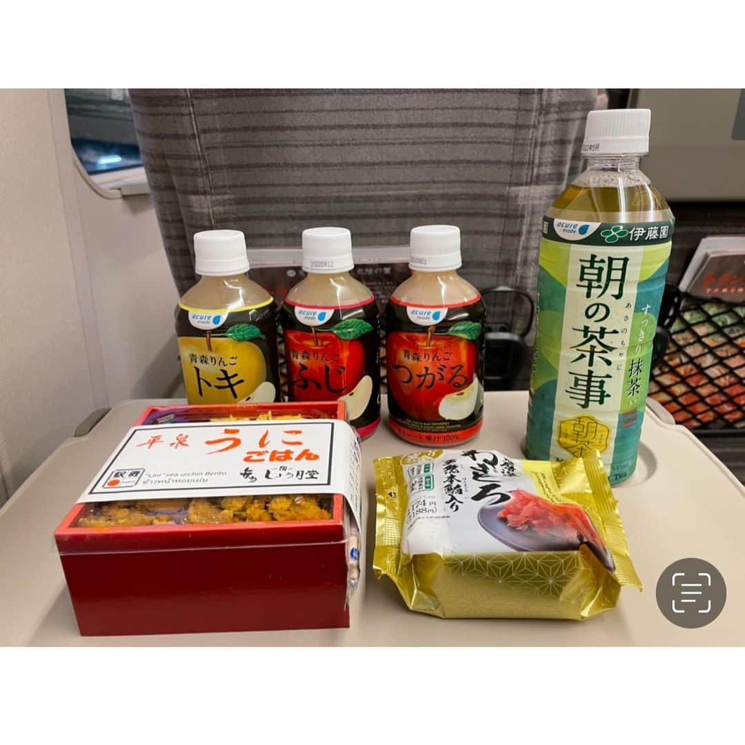 岡本沙紀さんのインスタグラム写真 - (岡本沙紀Instagram)「⁡dobar dan 🇷🇸 ⁡ 先日、青森県上北郡を訪れました☃️ ⁡ 最近大きな話題になっていた国家石油備蓄基地、やませを利用した風力発電基地、核融合発電の開発施設など、最先端のエネルギー施設が集まる六ヶ所村を訪問しました。 ⁡ 村役場の方から「大規模原子力の時代が終わる時にも、メガソーラーの時代が終わる時にも、廃棄物の処理というのは必ず必要になります。エネルギー関連の先端施設が集中する私たちの村は、エネルギー関連の廃棄物処理の最先端にもなれると考えています」と伺い、持続可能性に欠かせない "終わらせ方" という視点について考えさせられる経験をさせていただきました。 ⁡ 美味しい海の幸をいただいたり、寒冷地仕様のキハE130を見たり、盛岡駅では秋田新幹線と北海道新幹線の連結を見たりと、本当に楽しい旅でした☺️ ⁡ On the snowy day, I visited Kamikita District, Aomori Prefecture ☃️ ⁡ The main destination was Rokkasho Village, where cutting-edge energy facilities such as the national petroleum stockpiling base, a wind power generation base using Yamase, and a fusion power generation development facility, which have been a hot topic recently, are gathered. ⁡ We heard from a village officer saying "At the end of the era of large-scale nuclear power or the end of the era of mega-solar, waste disposal is absolutely necessary. In our village where advanced energy-related facilities are concentrated, I think that we can be at the forefront of energy-related waste treatment." I was astonished how indispensable termination of old habits and systems are and how nobody but people in this village are aware of that fact. ⁡ It was a really fun trip too, with delicious seafood, observing the Kiha E130 for cold regions and the connection between the Akita Shinkansen and the Hokkaido Shinkansen at Morioka Station☺️ ⁡ ⁡ -Answering the questions- ●受験が終わったらいろんな言語に触れてみたいと思います♪ そう言っていただけて嬉しいです！受験後の春休みは、第二外国語の予習などをしてみると楽しいと思います😆 ただし、「暇になったら〜しよう」と思っていることはいつまで経っても出来ないことが多いですから、何事もやりたいと思った時に始めるのがオススメです！😂 頭を使う趣味があると、受験期にも良い息抜きになると思いますよ☺️ ⁡ ●バリ島ではバリ語という言語が話されています。インドネシア全土でインドネシア語が公的に使われていますが、各島に様々な言語が分布していたかと思います。 ⁡ ●To learn Serbo-Croatian, I used a Japanese textbook “NEW EXPRESS Plus Serbian” by Hakusuisha, an English textbook “Bosnian, Croatian, Serbian, a Textbook With Exercises and Basic Grammar Second Edition” by The University of Wisconsin Press, and some apps including “Drops” which I think I posted link on the story highlight named “オンライン学習”. Hope it helps!  #SDGs #六ヶ所村 #青森 #北海道新幹線 #ellegirluni」1月19日 14時48分 - okamoto_sa_ki