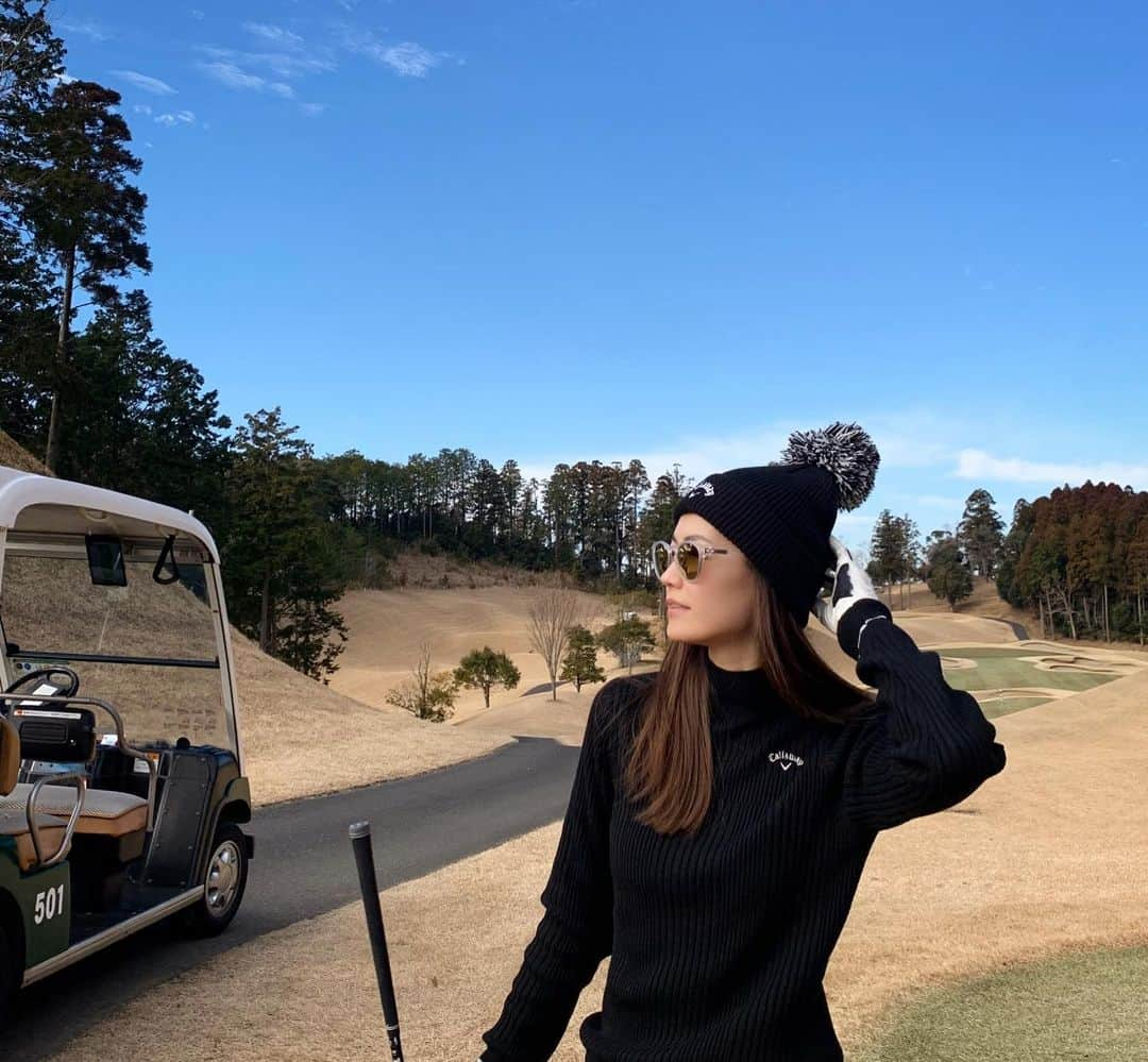 葛岡碧さんのインスタグラム写真 - (葛岡碧Instagram)「⛳️🏌️‍♀️➡︎➡︎動画  先日の年明けゴルフ⛳️ 1ヶ月ぶりだったから、心配したけれど、 93でまぁまぁ😅 冬は飛ばないし、朝はすごく寒くて体に力入っちゃって、次の日あちこち痛かった、、、 それは運動不足の方かな😂 体温上げるために運動はしないとね☺️ 動画撮ってもらうと、私の動き、、、😂　 嬉しかったんだ🤗  #midorikuzuoka #葛岡碧 #葛岡碧ゴルフ  #葛岡碧動画」1月19日 15時02分 - midori_kuzuoka