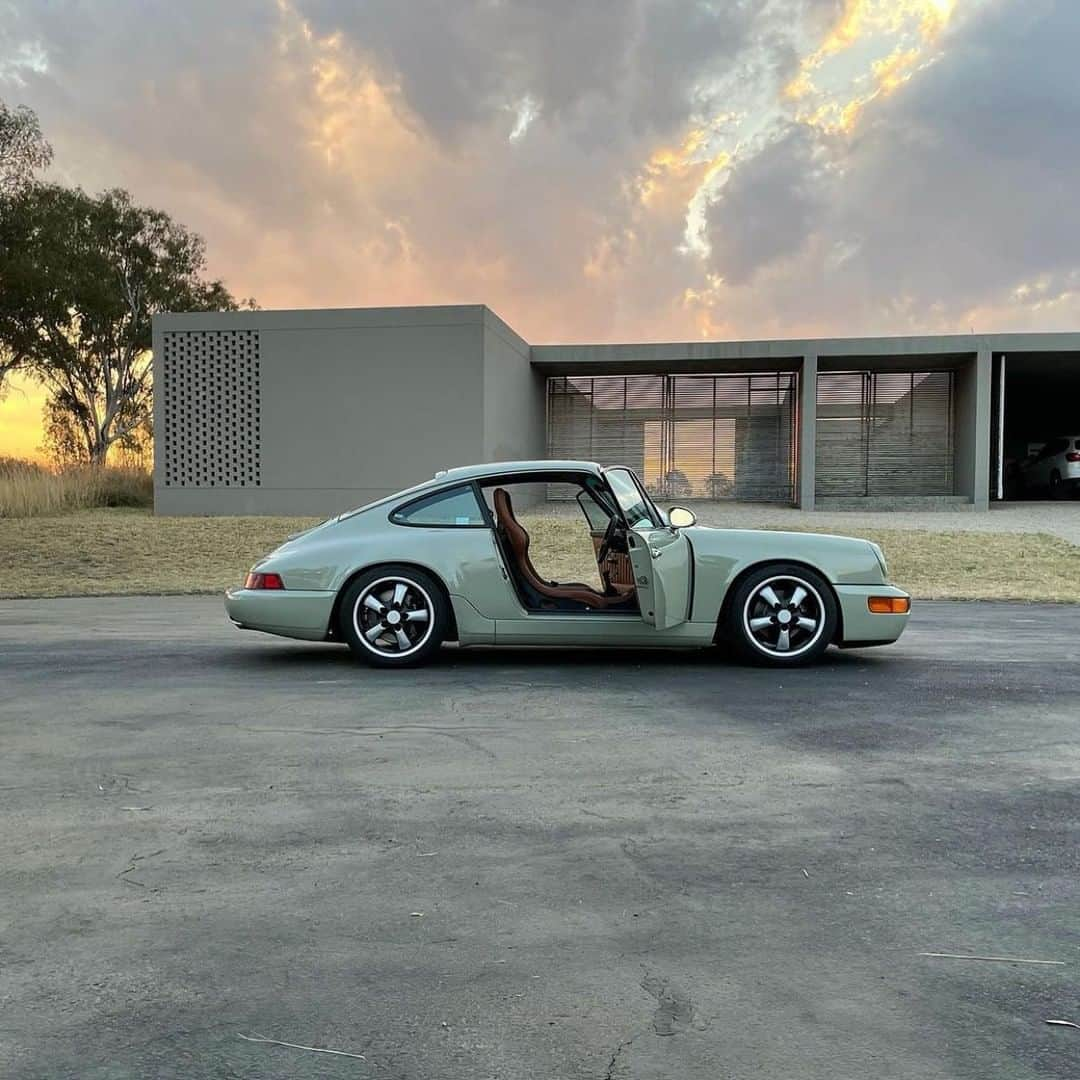 Men's Fashion Postのインスタグラム：「Look at this beauty #porsche911 #porsche964 captured by @wearedutchmann」