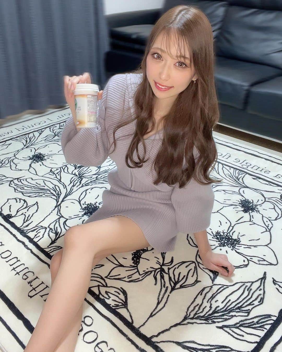 のインスタグラム：「.  かわいい絨毯𖤣𖥧𖥣｡𖥧𖧧 @musehome_online でみつけた‪✌︎  ずっとジョイントマットだけだったけど 絨毯敷いたら長女が寝っ転がって 全身ですりすりしてた😂♥ もっと早く敷いてあげればよかった😂  #インテリアショップ #インテリア #絨毯 #かわいい #おうち #home #interior #selfie  #セルカ #セルフィー」