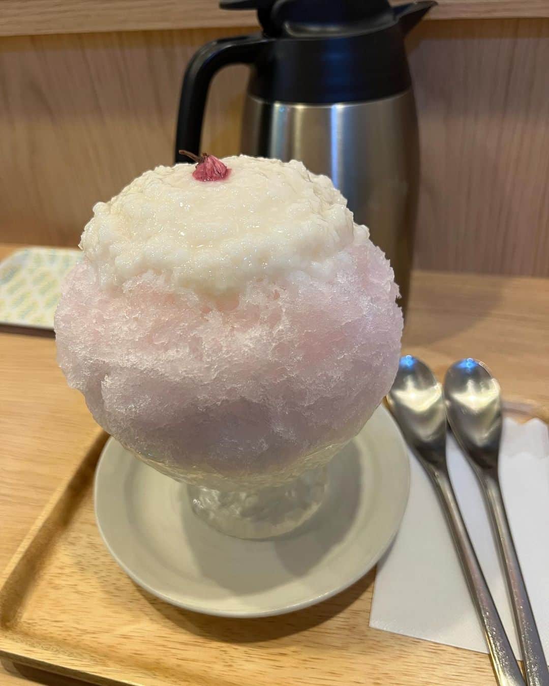 桃乃木かなさんのインスタグラム写真 - (桃乃木かなInstagram)「GOFUKUさん🍧  ・白花小町(甘酒氷) ・いちごみるく~冬~ ・栗きんとん  甘酒氷が美味しすぎてこの日2杯頼んじゃいました、、、 桜蜜の味が好きなのでこれから色んなお店で桜メニューが始まっていくのが楽しみです🌸  #gofuku  #砂町銀座 #かき氷」1月19日 15時49分 - kana_momonogi