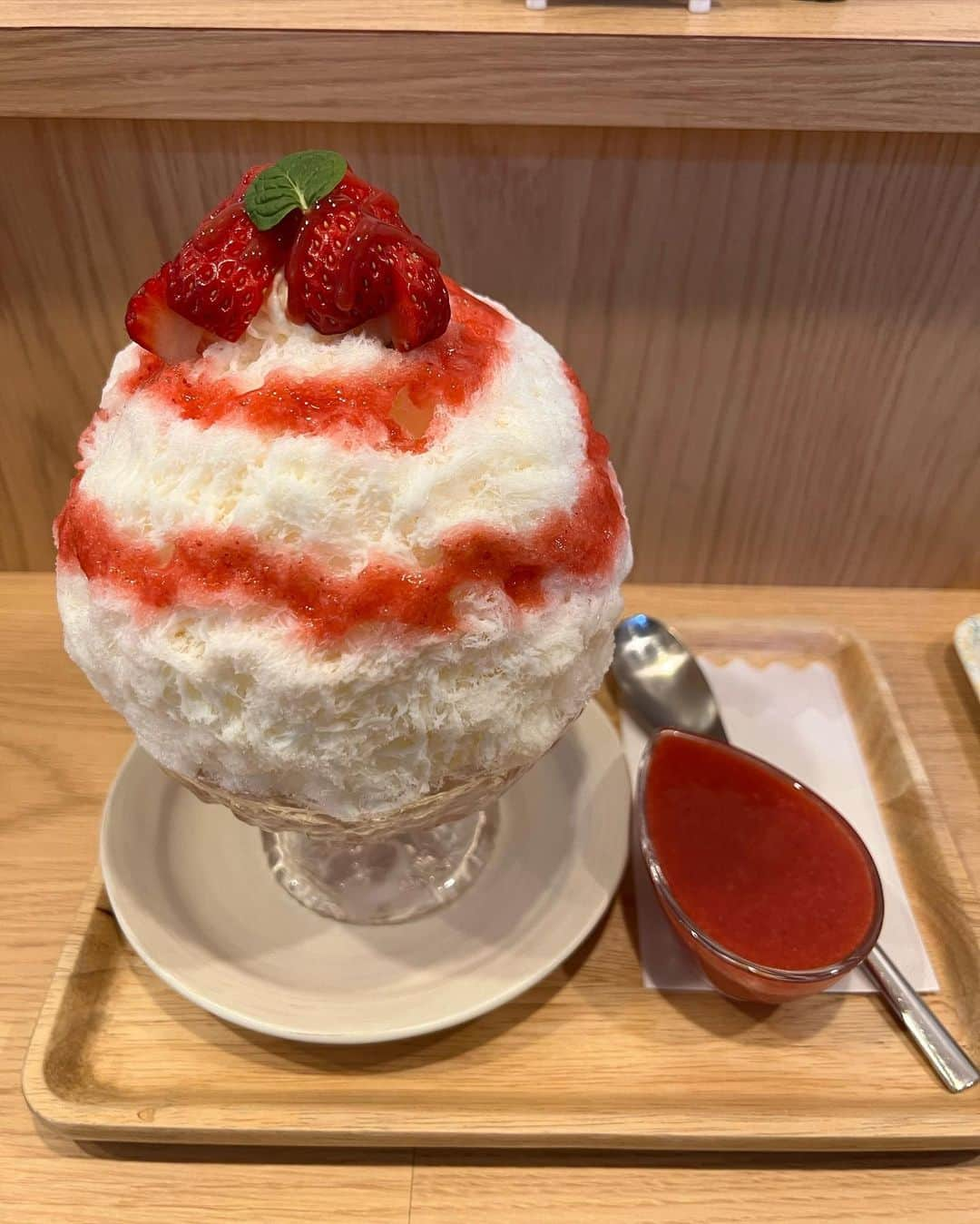 桃乃木かなさんのインスタグラム写真 - (桃乃木かなInstagram)「GOFUKUさん🍧  ・白花小町(甘酒氷) ・いちごみるく~冬~ ・栗きんとん  甘酒氷が美味しすぎてこの日2杯頼んじゃいました、、、 桜蜜の味が好きなのでこれから色んなお店で桜メニューが始まっていくのが楽しみです🌸  #gofuku  #砂町銀座 #かき氷」1月19日 15時49分 - kana_momonogi