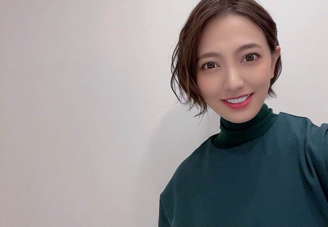 山名裕子のインスタグラム：「. とある収録でした プロのヘアメイクで 別人に✨  メイクやヘアスタイルで 気持ちも変わりますね  たのしくお話しできました 感謝です  #ヘアメイク #ハンサムショート #くびれショート #ヘアアレンジ #オーダーは #バチェラー 🌹の #藤原望未　さん(スタジオトーク) #合う合わないはありました #カットは @gorosurf  さん #いつもありがとうございます #拡張自我 #自己イメージ」