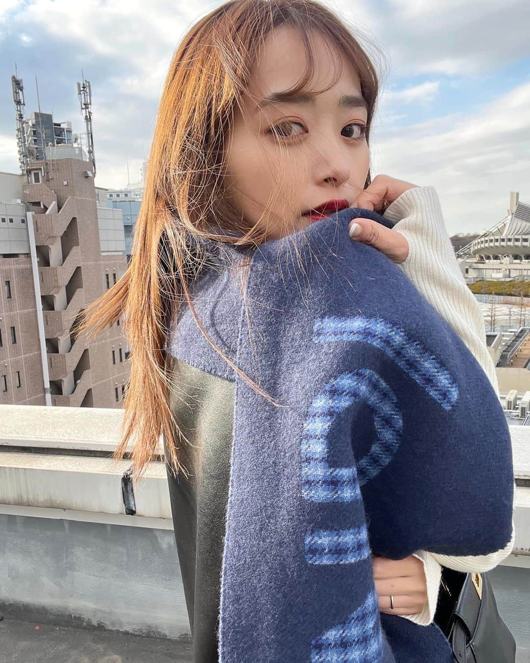 近藤千尋のインスタグラム：「今日もお疲れ様でした💙  最近ネイビーや水色に目がいく。。🤍☺️  みんな何してたぁー？🌈  #fendi  @fendi」