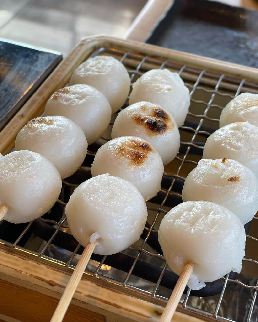 山口もえさんのインスタグラム写真 - (山口もえInstagram)「・  自分で焼いて食べるお団子🍡 ゆっくりじっくり焼いて 醤油つけたり、あんこのせたり 最後は五平餅まで焼いて そりゃ〜楽しいひと時でした🥰 冬休みにこども達と行ったんだけど 今頃アップ…笑　  #おかげ庵#団子#焼きたて #みたらしとあんこ #昔はみたらし派だったけど #最近はもっぱらあんこ派#❤️」1月19日 16時24分 - moe_yamaguchi0611