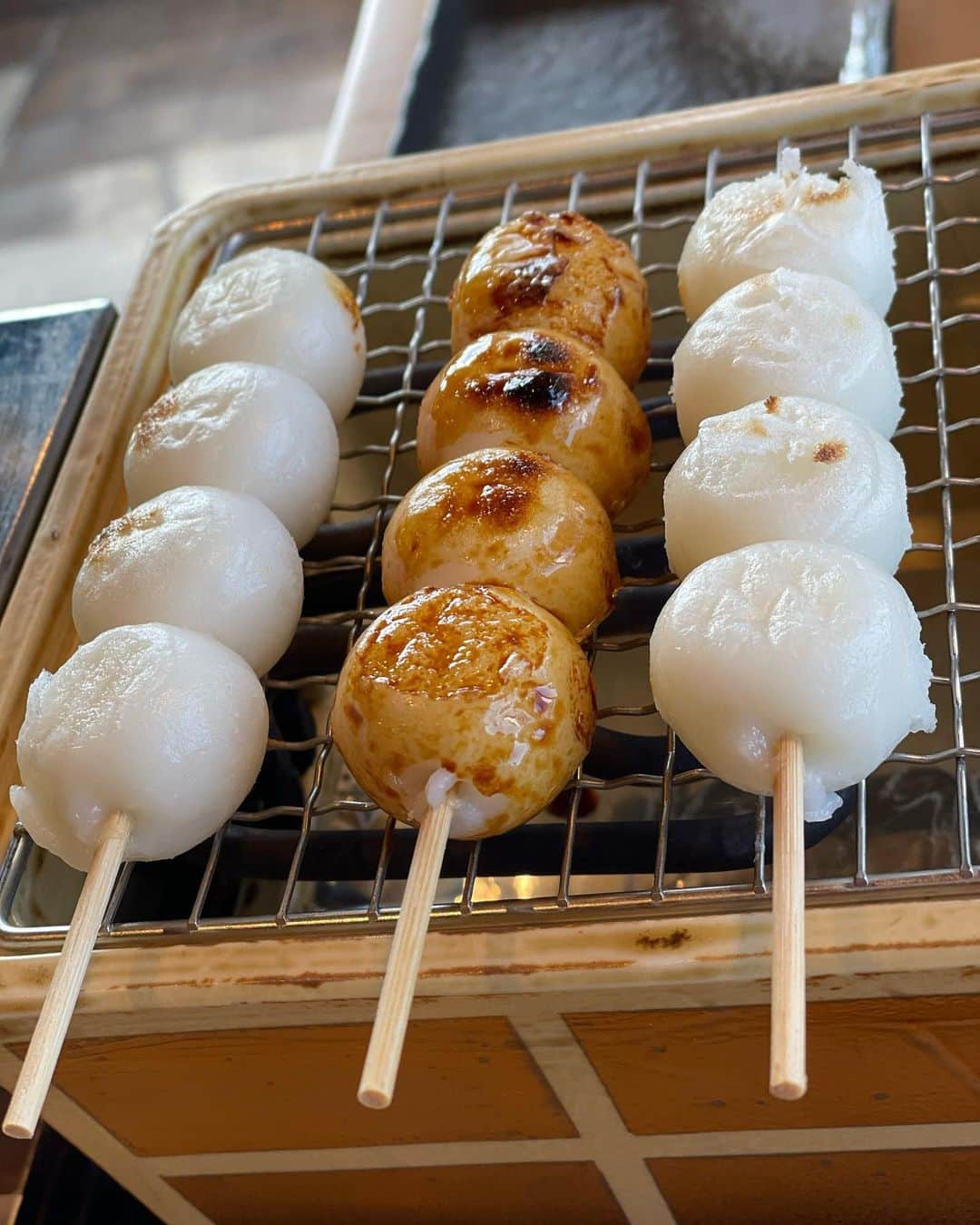 山口もえさんのインスタグラム写真 - (山口もえInstagram)「・  自分で焼いて食べるお団子🍡 ゆっくりじっくり焼いて 醤油つけたり、あんこのせたり 最後は五平餅まで焼いて そりゃ〜楽しいひと時でした🥰 冬休みにこども達と行ったんだけど 今頃アップ…笑　  #おかげ庵#団子#焼きたて #みたらしとあんこ #昔はみたらし派だったけど #最近はもっぱらあんこ派#❤️」1月19日 16時24分 - moe_yamaguchi0611