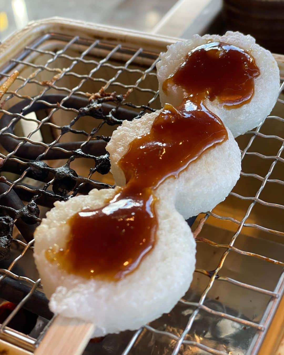 山口もえさんのインスタグラム写真 - (山口もえInstagram)「・  自分で焼いて食べるお団子🍡 ゆっくりじっくり焼いて 醤油つけたり、あんこのせたり 最後は五平餅まで焼いて そりゃ〜楽しいひと時でした🥰 冬休みにこども達と行ったんだけど 今頃アップ…笑　  #おかげ庵#団子#焼きたて #みたらしとあんこ #昔はみたらし派だったけど #最近はもっぱらあんこ派#❤️」1月19日 16時24分 - moe_yamaguchi0611