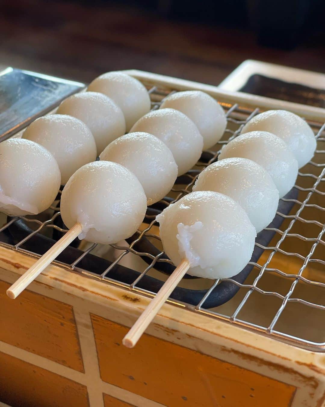 山口もえのインスタグラム：「・  自分で焼いて食べるお団子🍡 ゆっくりじっくり焼いて 醤油つけたり、あんこのせたり 最後は五平餅まで焼いて そりゃ〜楽しいひと時でした🥰 冬休みにこども達と行ったんだけど 今頃アップ…笑　  #おかげ庵#団子#焼きたて #みたらしとあんこ #昔はみたらし派だったけど #最近はもっぱらあんこ派#❤️」