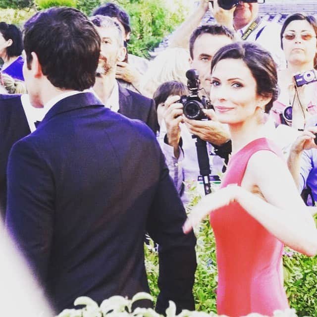 デヴィッド・ジュントーリのインスタグラム：「Happy Birthday to my beautiful & forgiving wife, @bitsietulloch.  Here is a video of you waving to me from the toilet.」