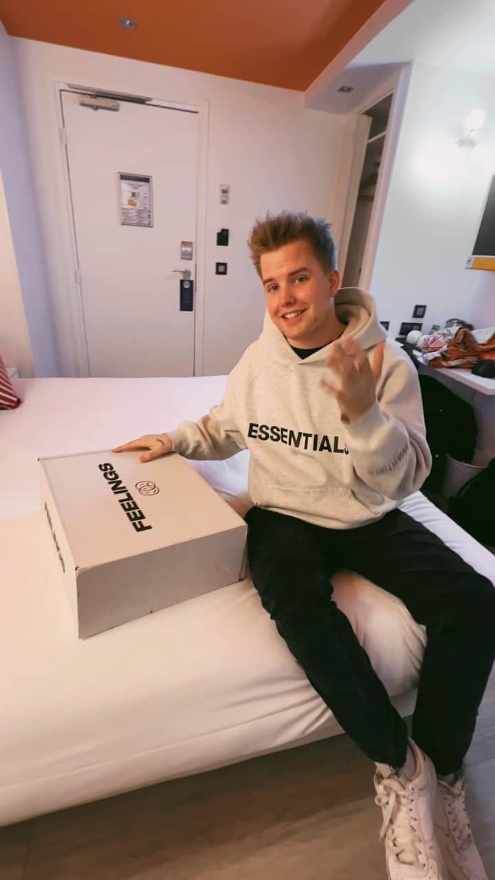 Kayefのインスタグラム：「Am Freitag ist es endlich soweit - mein neues Album #FEELINGS kommt raus 🔥 Ich wollte euch unbedingt mal die Box zeigen, auch wenn sie schon lange ausverkauft ist 😅 Die Jeansjacke ist wirklich unfassbar geworden 🙌🏻 Wer keine Box bekommen hat kann sich das Bundle schnappen, das gibts nur in meinem Shop :) Ich freu mich auf Freitag und endlich diese neuen Songs mit euch zu teilen 🤟🏻❤️ #kayef #feelings #210122」
