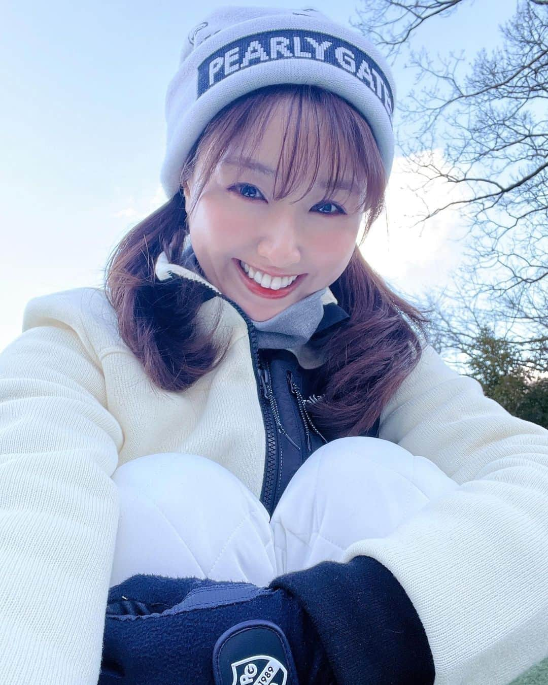 松中みなみさんのインスタグラム写真 - (松中みなみInstagram)「完全防寒の ホワイトコーデ❄️  雪だるまみたいでお気に入り⛄️🤍  #ゴルフ #ゴルフウェア #ホワイトコーデ  #パーリーゲイツ #キャロウェイ」1月19日 18時15分 - minami_matsunaka