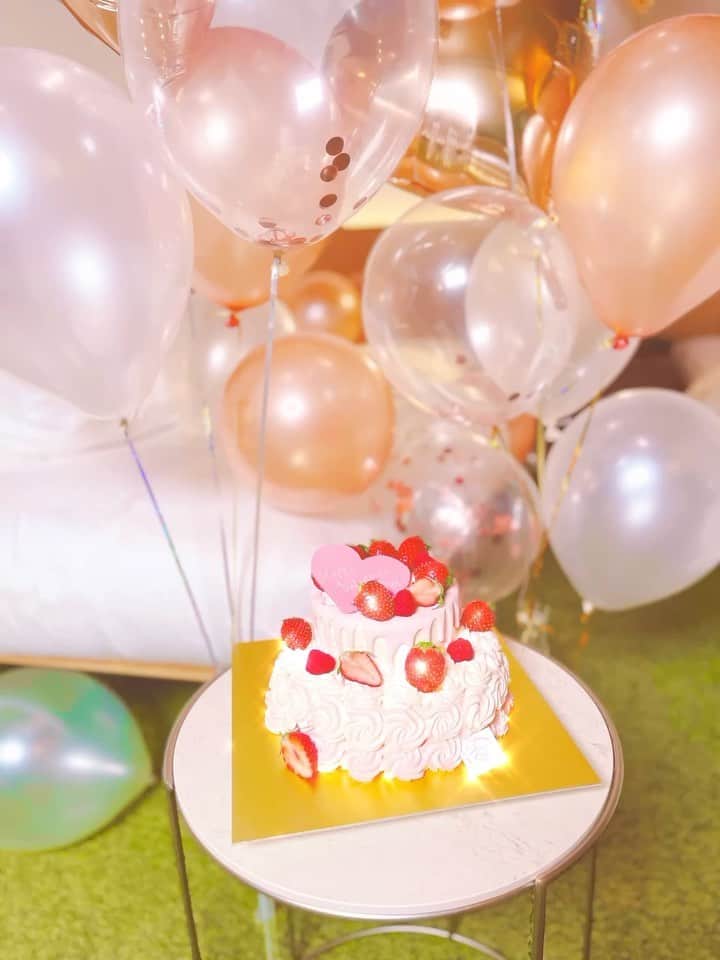 のインスタグラム：「美人百花 @bijinhyakka の撮影の時のケーキ♡ 今月2月号で特集いただいた 「華麗なる令和女子会先入」企画♡ 可愛すぎるケーキ🎂はKittにてオーダー♡  #美人百花 #美人百花flowers  #女子会 #女子会パーティー  #令和女子会 #kittケーキ #オーダーケーキ」