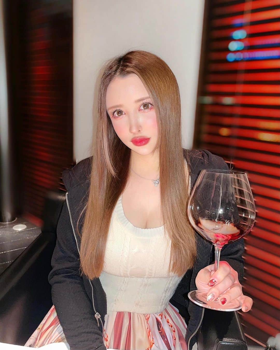 蘭子のインスタグラム：「久しぶりのNarisawa🌳🍃 . 休肝日にしたくてノンアルペアリングにしたけど 1杯目から我慢出来なくてお酒に変更した🍷わら . 最近はこういう素敵なお店に行くと どんな事するよりも 女子力爆上がりする気がする！ . 目の前で焼いてくれるパンとかちっちゃいバターとか本当かわいいよなぁ🥺💓🍞 シルバニアの世界🥺💓 . 美味しい物食べて呑んで 笑って楽しく生きるという 初心に戻れたこの頃です❣️ . . . . . . . #narisawa #青山グルメ#青山ディナー#赤坂ディナー#東京ディナー#港区ディナー#東京グルメ#港区グルメ#グルメ#グルメ好きな人と繋がりたい#グルメ女子#ぐるめすきな人と繋がりたい#グルメ旅#ミシュラン#ミシュラン2つ星 #グルメスタグラム#グルメ部#グルメな人と繋がりたい#東京ごはん#予約困難店#会員制レストラン」