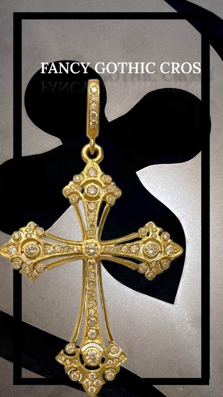 のインスタグラム：「・ 『人々を魅了し、成功に導くサクセスジュエリー』であるローリーロドキン  "FANCY GOTHIC CROSS" LoreeRodkinの中で海外においても絶大な人気を誇るファンシーゴシッククロス。 重厚感あるたたずまいの中に繊細な透かしを施したデザイン。 ブランドの根幹にある中世時代からの美意識・雰囲気を纏ったクロス。  #loreerodkin#ローリーロドキン#サクセスジュエリー#ファンシーゴシッククロス」