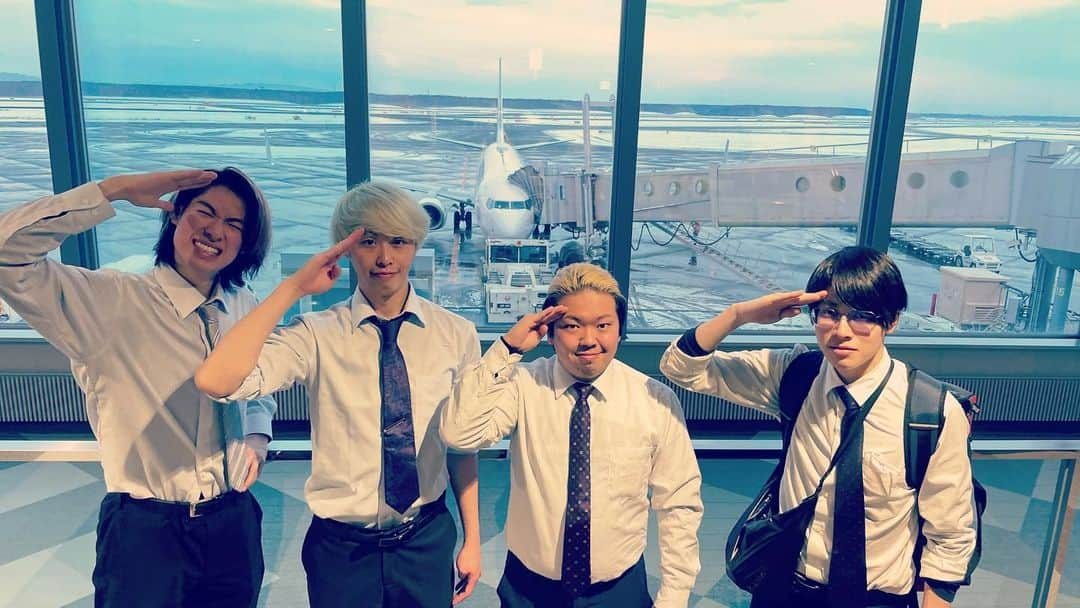 またぞうのインスタグラム：「.  good luck  左から  操縦士 副操縦士 航空会社社長 航空整備士  #飛行機 #またぞう」