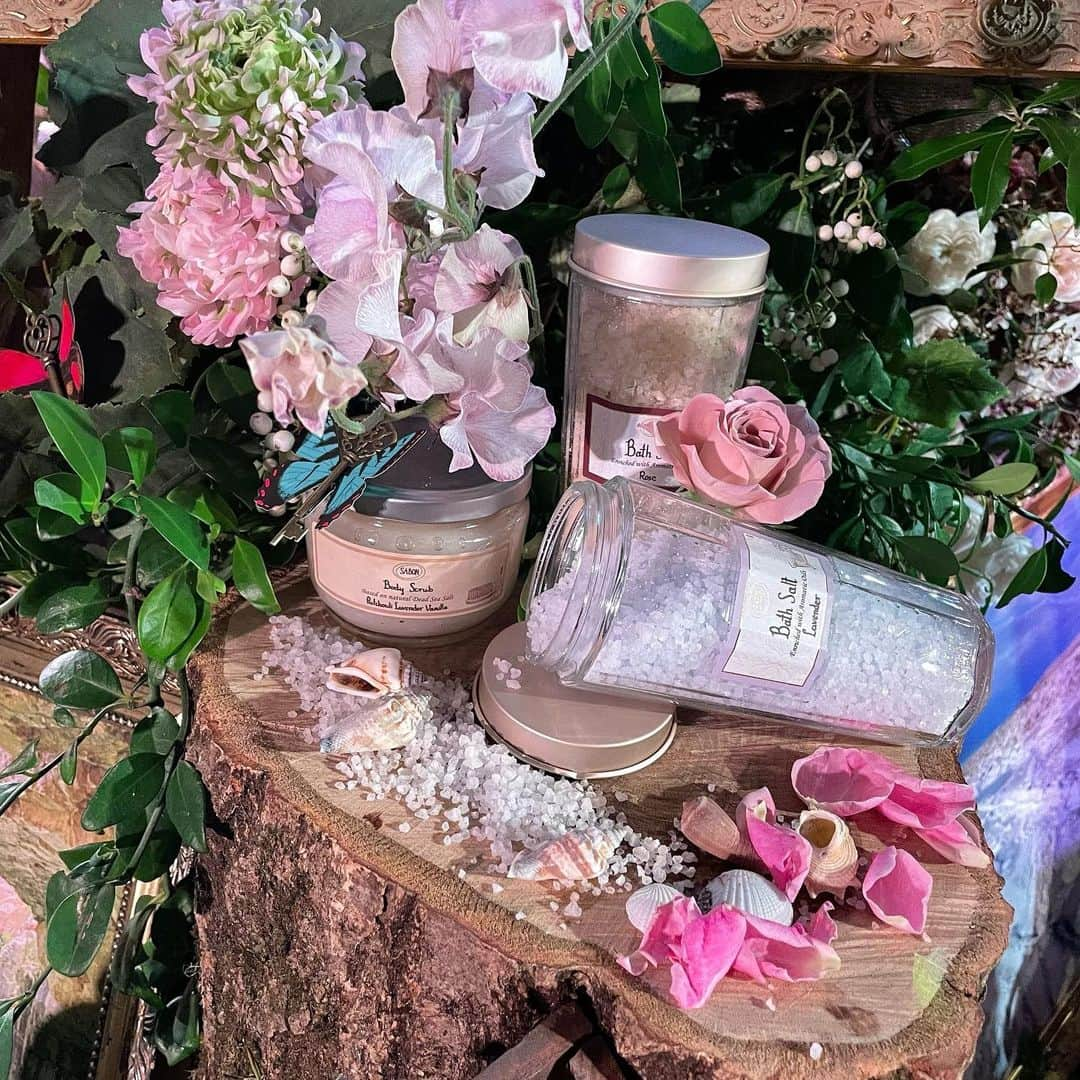 小高サラさんのインスタグラム写真 - (小高サラInstagram)「SABON 25th anniversary🦋  『Welcome to garden of Curiosities』  SABON の25周年イベントにお邪魔させていただきました！ ボディスクラブ達、セット、ストーリーのアンティークな雰囲気がどれも素敵すぎて幸せでした…✨ 目に入る全てが本当に可愛いのです  2022.1/20Thu〜 sabonのベストセラーとなる香り「パチュリ・ラベンダー・バニラ」の限定パッケージが発売されます🌿  この時にいただいたボディスキンケアセットにも早速お世話になったのですが、甘いバニラを感じたり自然なラベンダーを感じたり上品なパチュリを感じたり…香りに癒されたしお肌もつるつるになりました😌  ちなみにプレゼントで頂いた可愛らしい鍵はsabonの魔法の世界に連れていってくれるものだそう🗝  幻想的な空間をありがとうございました！ 25周年、おめでとうございます🤍  #sabon#サボン#サボンスクラブ #sabon25th#展示会 #小高サラ#スターダストプロモーション#stardustpromotion」1月19日 19時43分 - sara_odaka_official