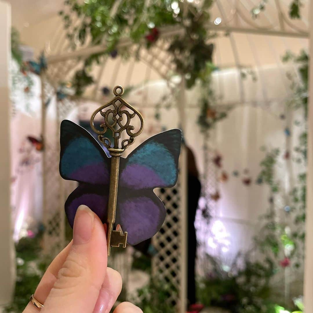 小高サラさんのインスタグラム写真 - (小高サラInstagram)「SABON 25th anniversary🦋  『Welcome to garden of Curiosities』  SABON の25周年イベントにお邪魔させていただきました！ ボディスクラブ達、セット、ストーリーのアンティークな雰囲気がどれも素敵すぎて幸せでした…✨ 目に入る全てが本当に可愛いのです  2022.1/20Thu〜 sabonのベストセラーとなる香り「パチュリ・ラベンダー・バニラ」の限定パッケージが発売されます🌿  この時にいただいたボディスキンケアセットにも早速お世話になったのですが、甘いバニラを感じたり自然なラベンダーを感じたり上品なパチュリを感じたり…香りに癒されたしお肌もつるつるになりました😌  ちなみにプレゼントで頂いた可愛らしい鍵はsabonの魔法の世界に連れていってくれるものだそう🗝  幻想的な空間をありがとうございました！ 25周年、おめでとうございます🤍  #sabon#サボン#サボンスクラブ #sabon25th#展示会 #小高サラ#スターダストプロモーション#stardustpromotion」1月19日 19時43分 - sara_odaka_official