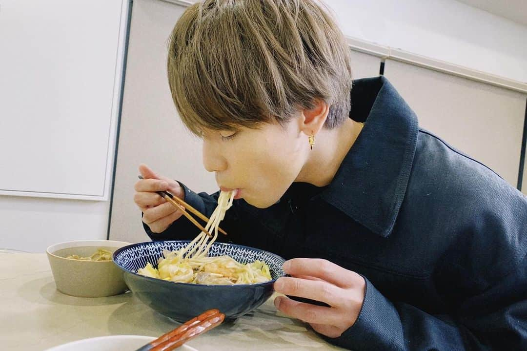 神谷健太さんのインスタグラム写真 - (神谷健太Instagram)「. 実は僕 ズズズッーって麺すすれないひとなんです。  #誰だっけな？ #誰かに言われて確かにそうだと思った #ん？ #箸の持ち方？ #明日までになおします。 #ごめんなさい🥺」1月19日 20時06分 - kenta.kamiya_